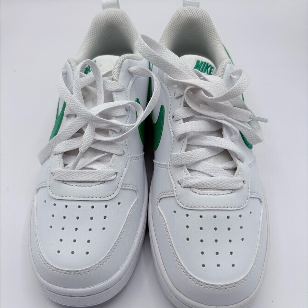 Nike Boys Sport Borough Low Top Sneakers  Size 4.5 Y  White  Green
